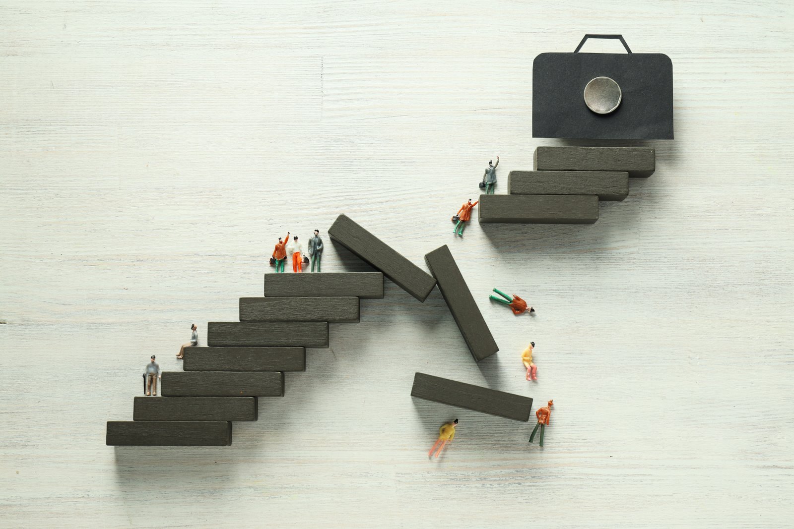 كيف تخلق فرص تقدّم مهني بنفسك … حتى لو وظيفتك الحالية ما تعطيك مجال؟